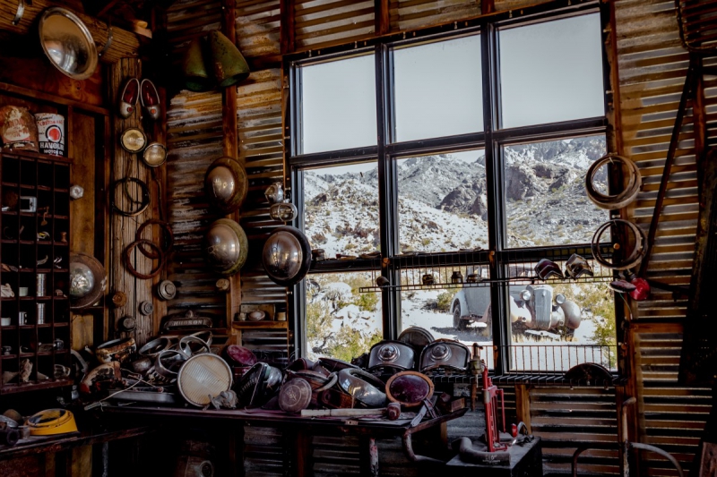 cordonnerie-LA CROIX SUR ROUDOULE-min_shop_window_part_junk_abandoned-138873